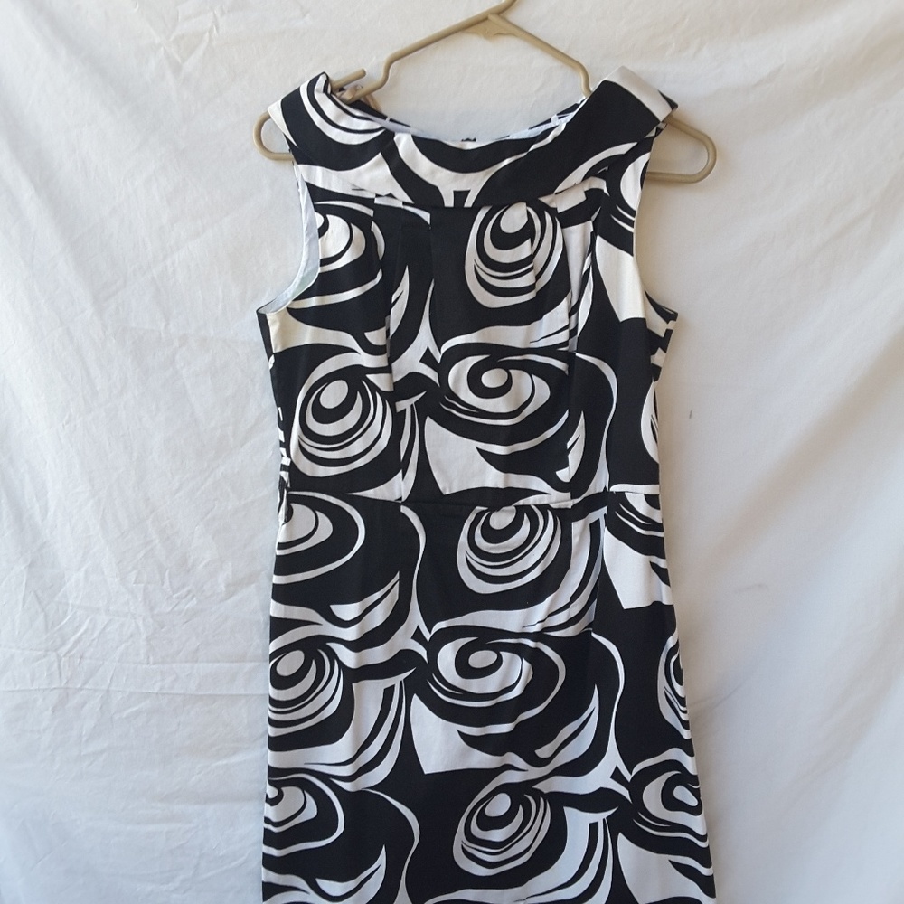 Dresses - Picture 3 of 6